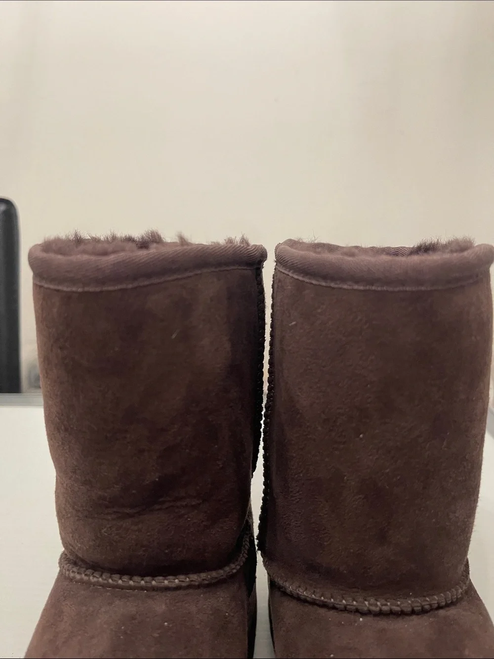 UGG WINTER CLASSIC SHORT II BOOTS BOYS-GIRLS SIZE 4